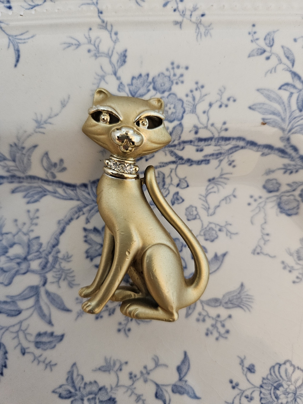 Vintage AJC Gold Siamese Cat Brooch Pin with Rhinestone Collar